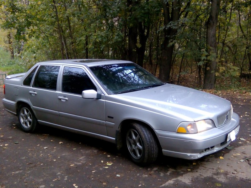 Серебристая Вольво s70