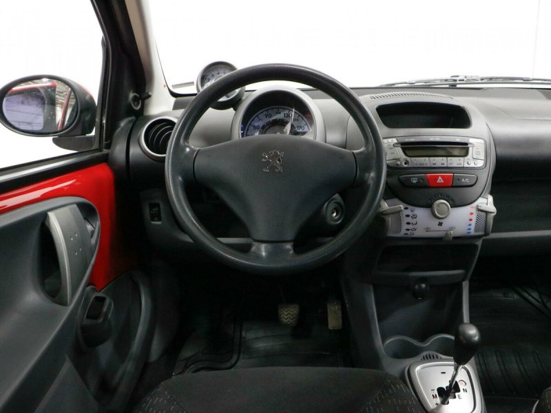 Peugeot 107 2011 салон