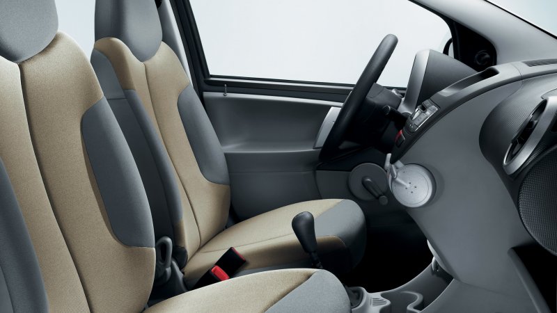 Peugeot 107 2008 салон