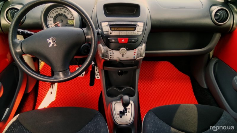 Peugeot 107 2009 салон