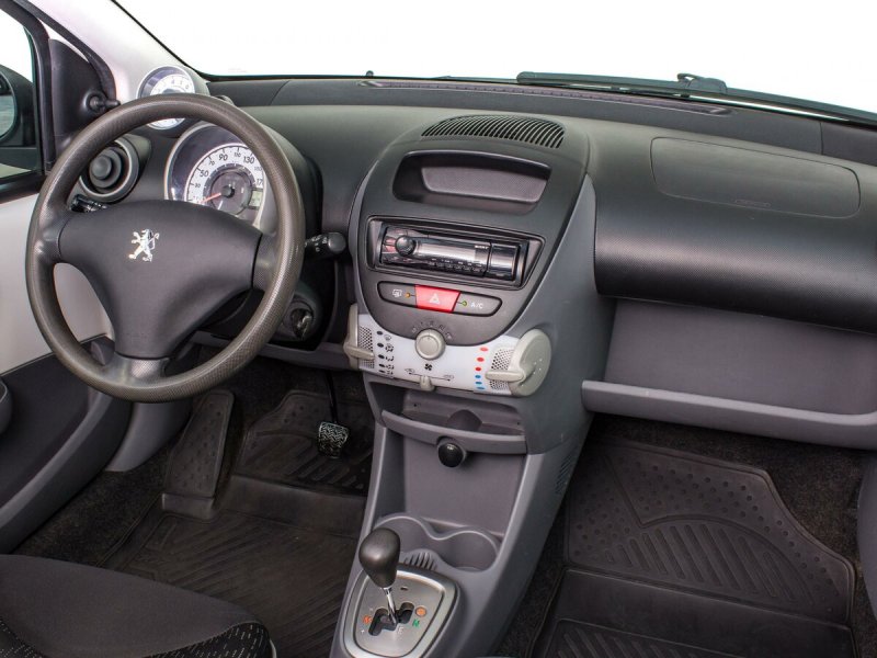 Peugeot 107 2011 салон