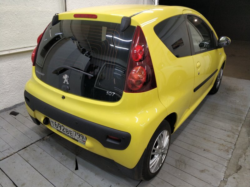 Peugeot 107 2011 салон
