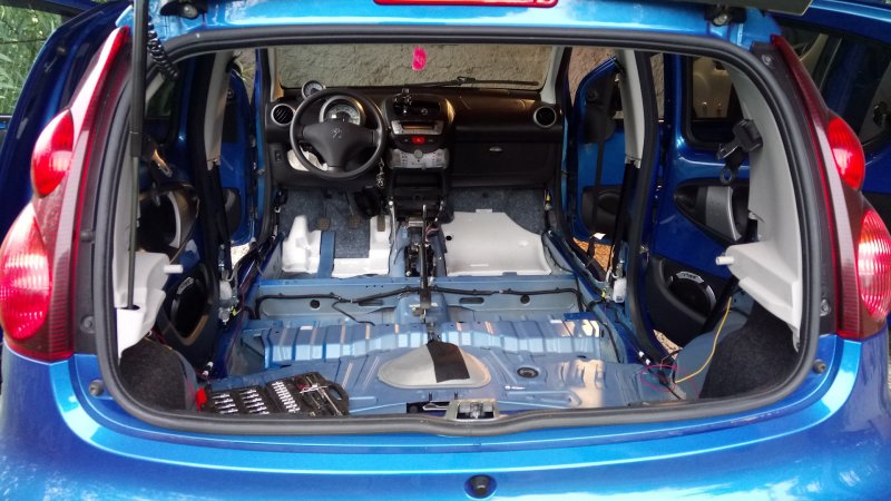 Peugeot 107 2011 салон