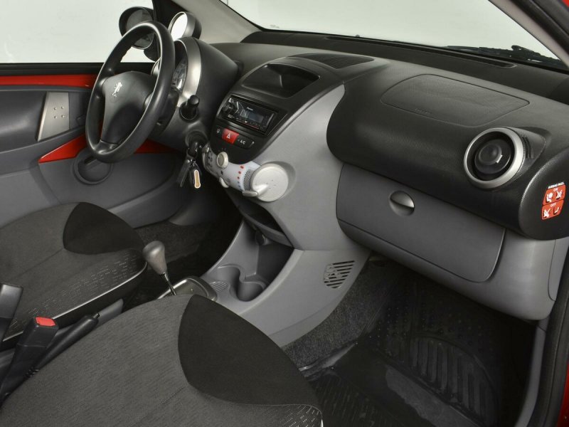 Peugeot 107 2008 салон