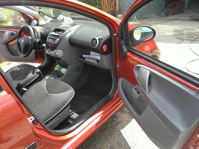Peugeot 107 2009 салон АКПП