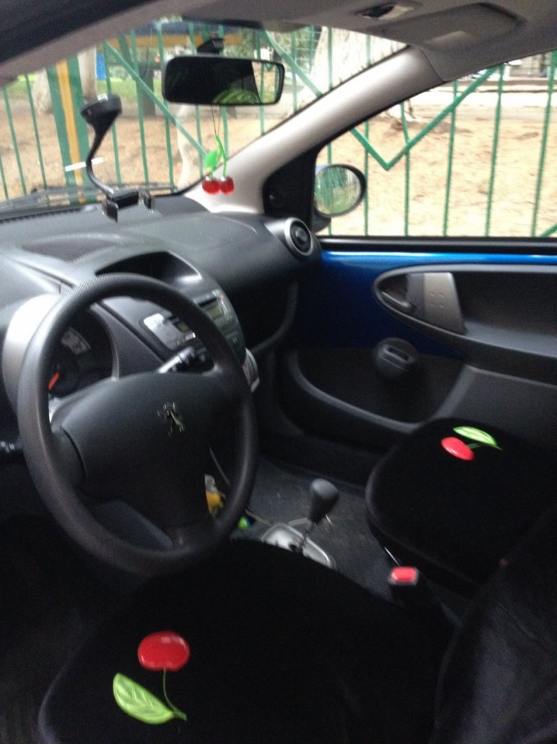 Peugeot 107 2008 салон