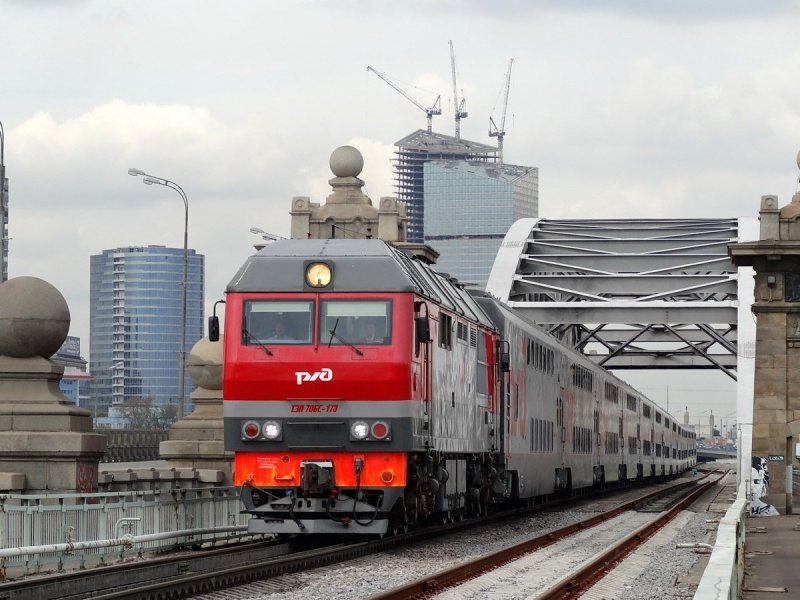 ТЭП 70 С двухэтажными вагонами