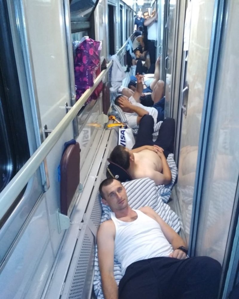 Девушка в купе вагона