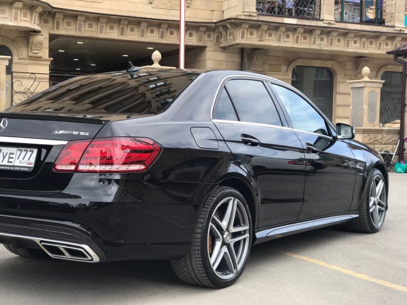 Mercedes e w212 AMG черный