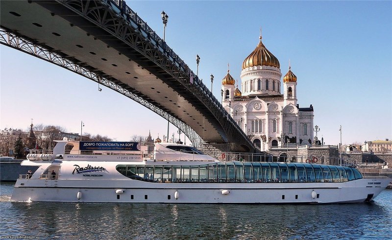 Теплоход Рэдиссон по Москве реке