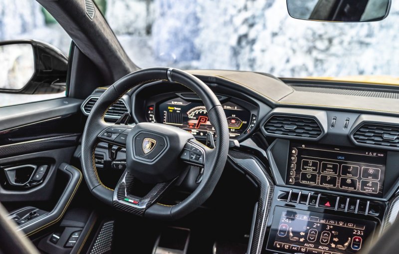 Lamborghini Urus 2021 салон