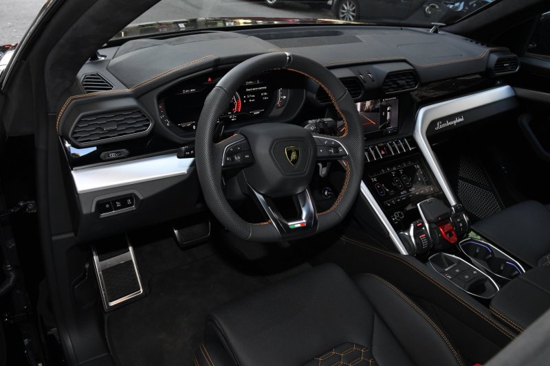 Lamborghini Urus 2021 салон