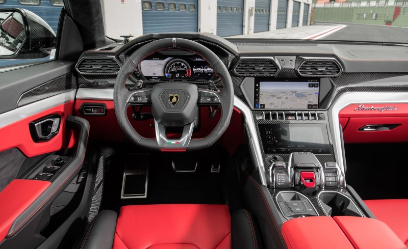 Lamborghini Urus красный салон