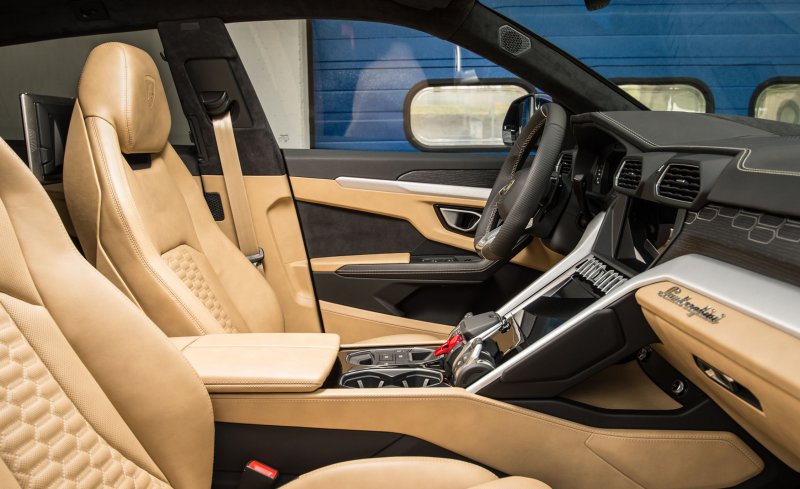 Lamborghini Urus салон 2020 белый