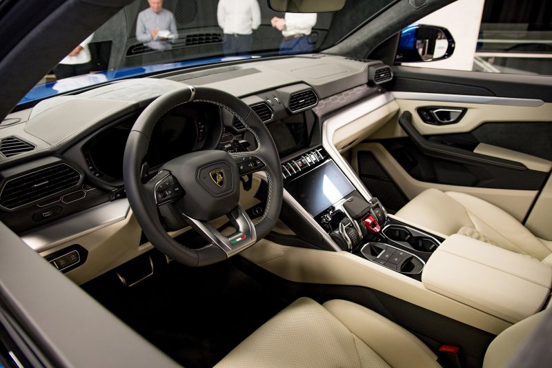 2018 Lamborghini Urus Interior