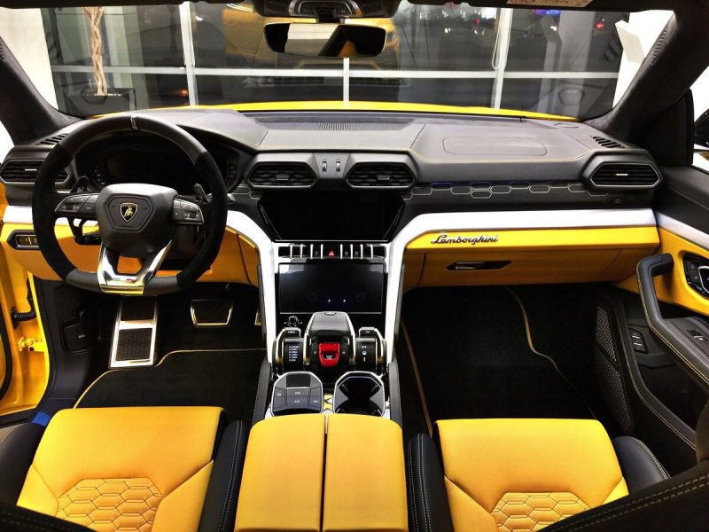 Lamborghini Urus салон