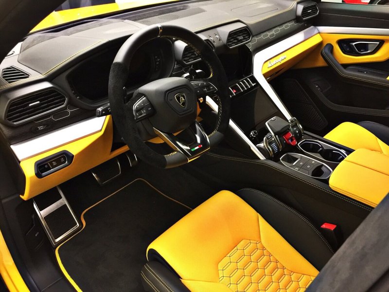 Lamborghini Urus салон желтый