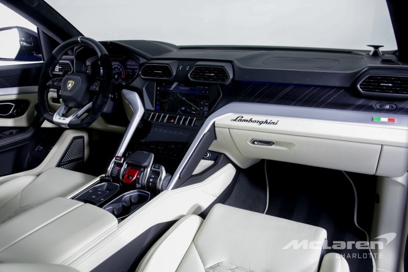 Lamborghini Urus черный салон