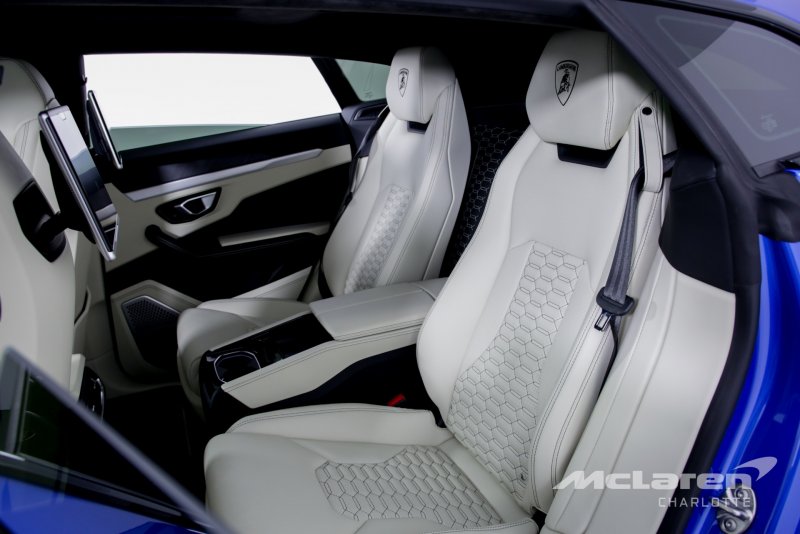 Lamborghini Urus красный салон