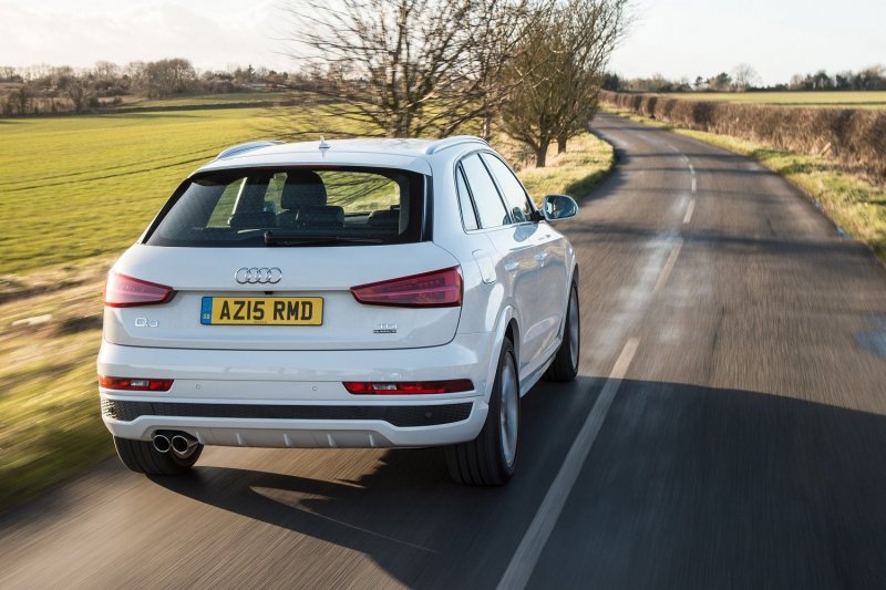 Audi q3 белая зад