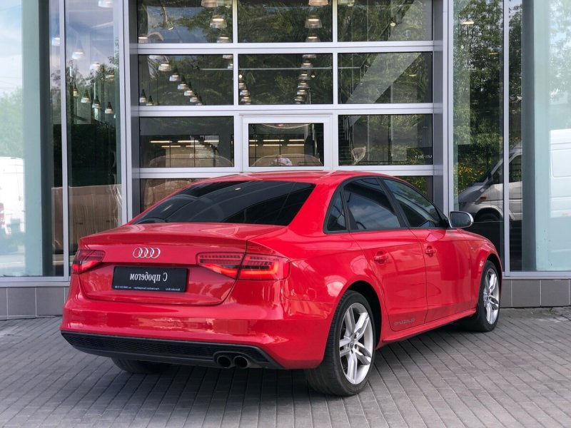 Audi a4 красная