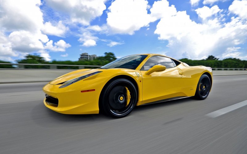 Ferrari 458 Italia желтая