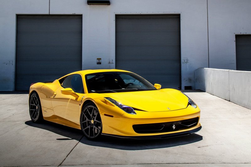 Ferrari 458 Italia желтая