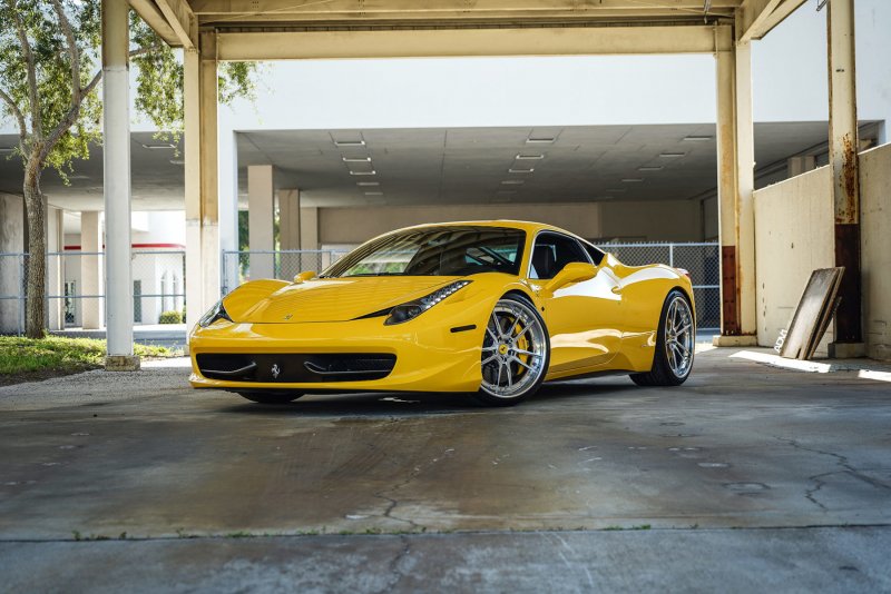 Ferrari 458 Italia желтая