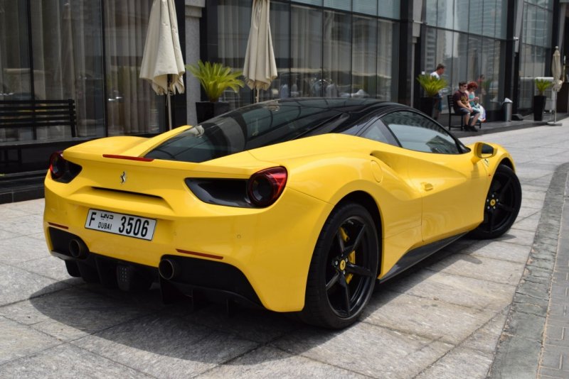 Ferrari 488 желтая