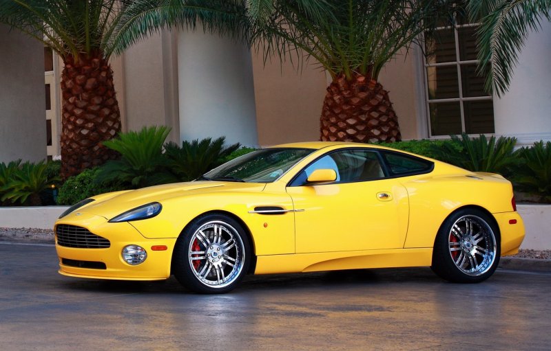 Машина Aston Martin Vanquish желтая
