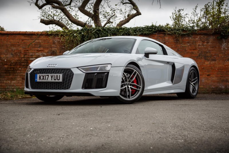 Audi r8 v10 белая