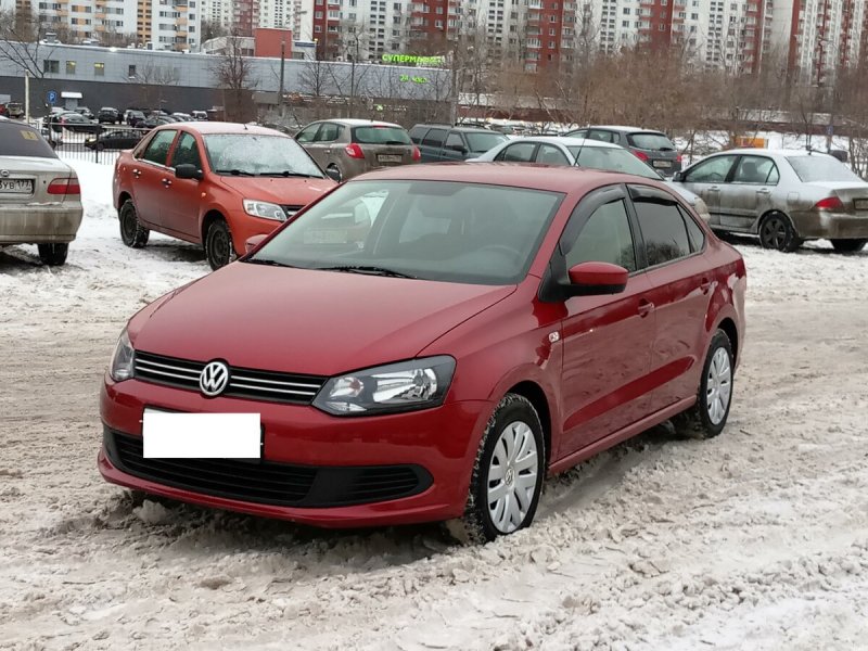 Красный поло седан 2012