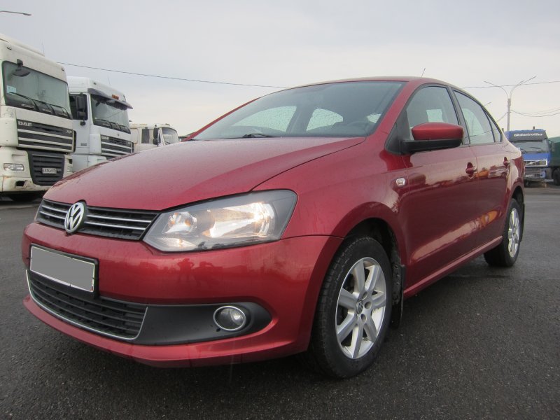 Volkswagen Polo красный