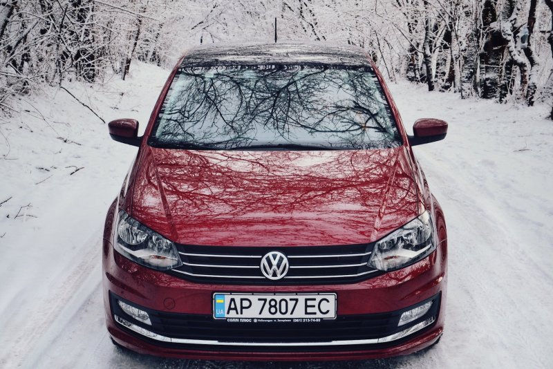 VW Polo sedan красный