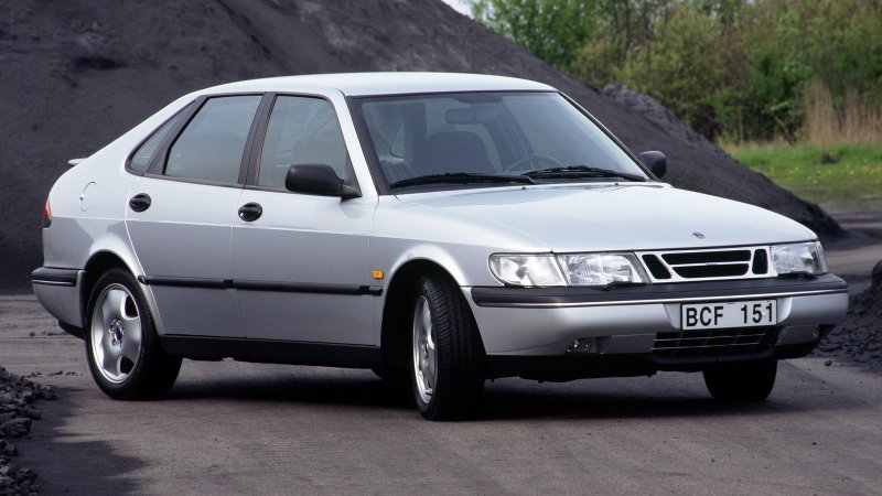 Машина Saab 900