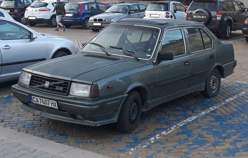 Volvo 340-360 sedan