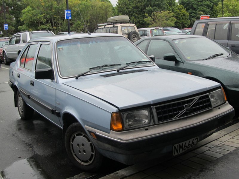 Volvo 340-360 sedan