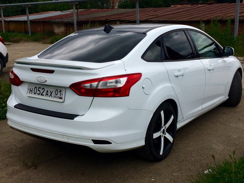 Белый Ford Focus 3 sedan