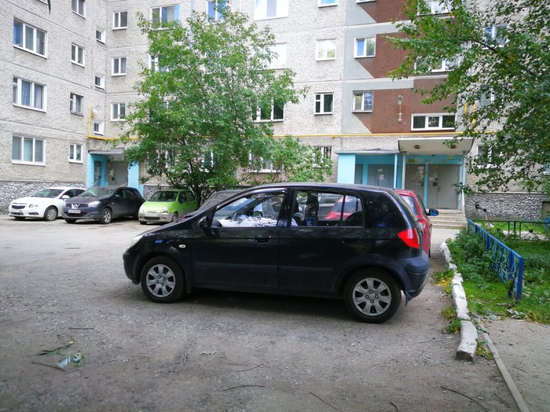 Машины во дворе МКД