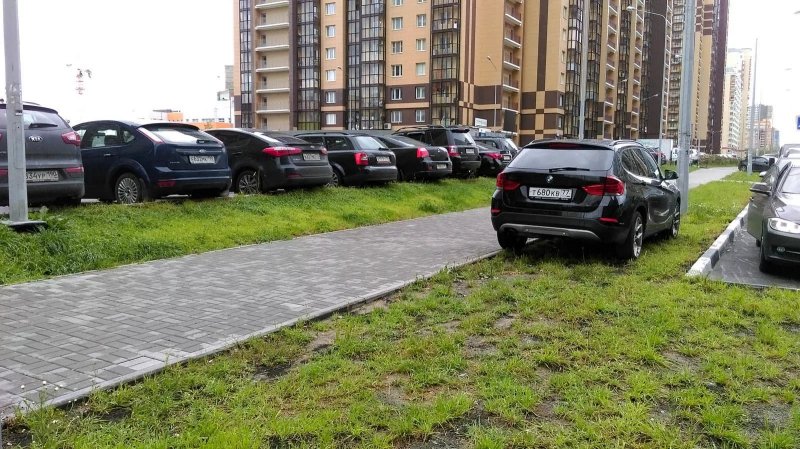 Парковка на газоне в Москве