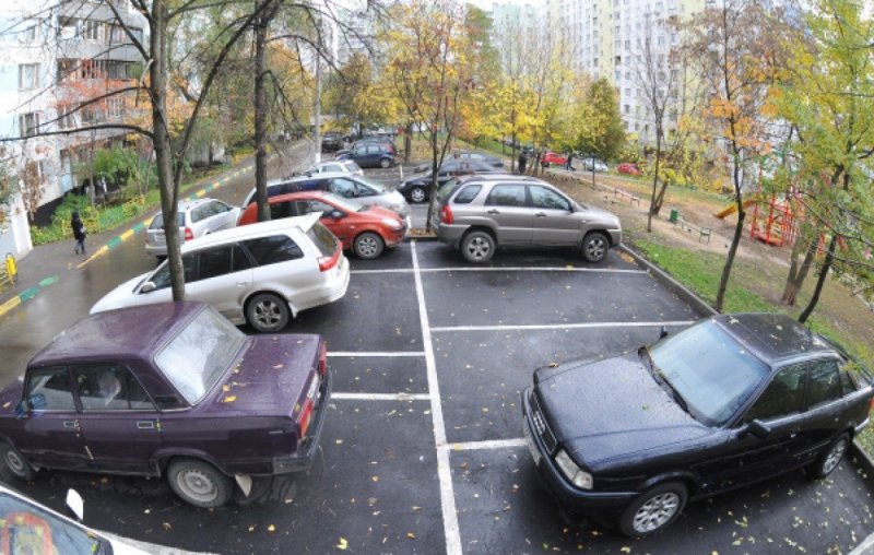 Автомобиль во дворе