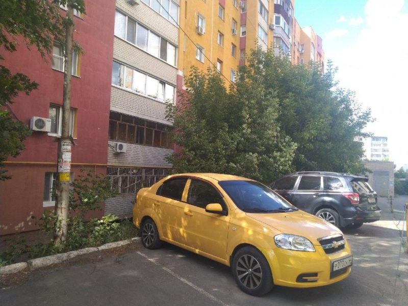 Машина во дворе