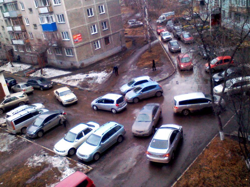 Парковка машин во дворе