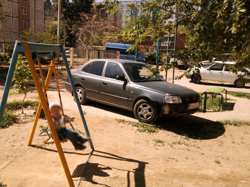 Паркуются автомобили на детских площадках