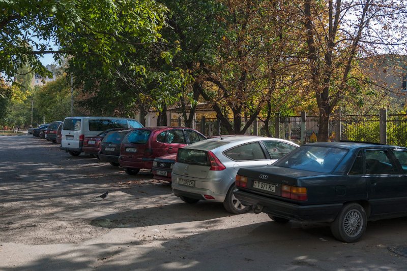 Парковка машин во дворе