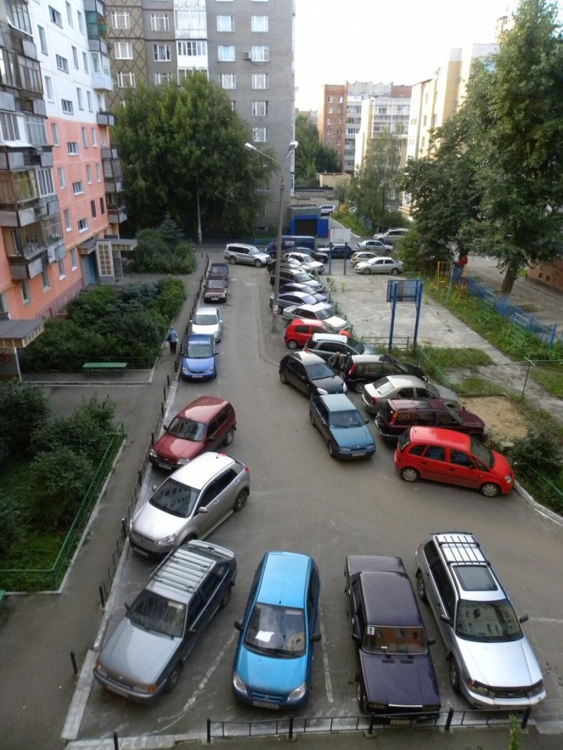 Парковка машин во дворе