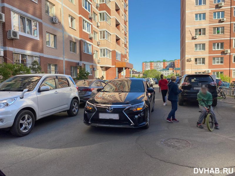 Автомобиль во дворе фото