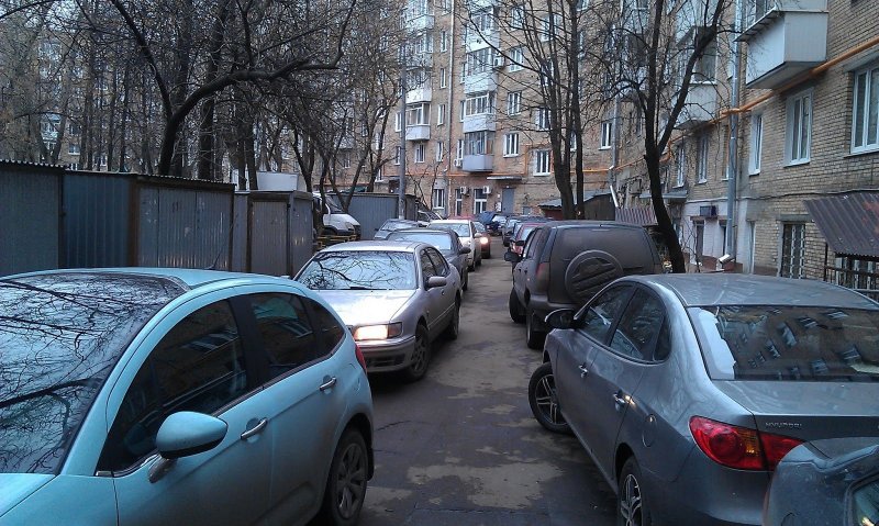 Двор многоэтажки машины