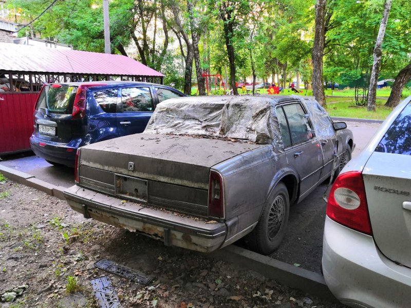 Заброшенные автомобили во дворах