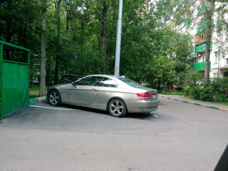 Снимки машин во дворе